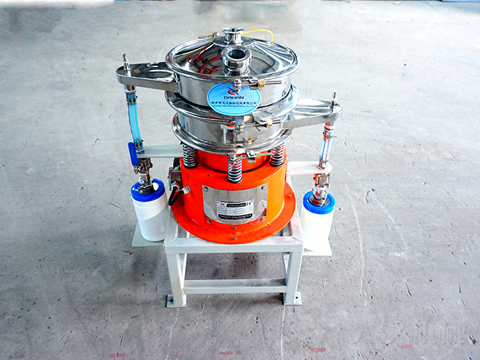 氣體保護振動篩采用304不銹鋼材質(zhì)，氣體保護軟管，防靜電裝置等制作而成。